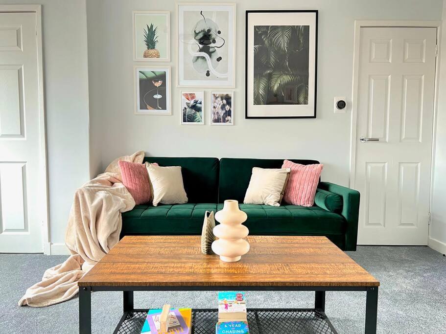 Quirky, Family Home In Glasgow Cardonald エクステリア 写真