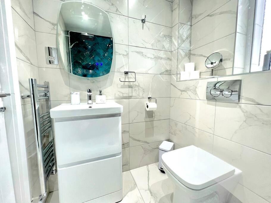 Quirky, Family Home In Glasgow Cardonald エクステリア 写真