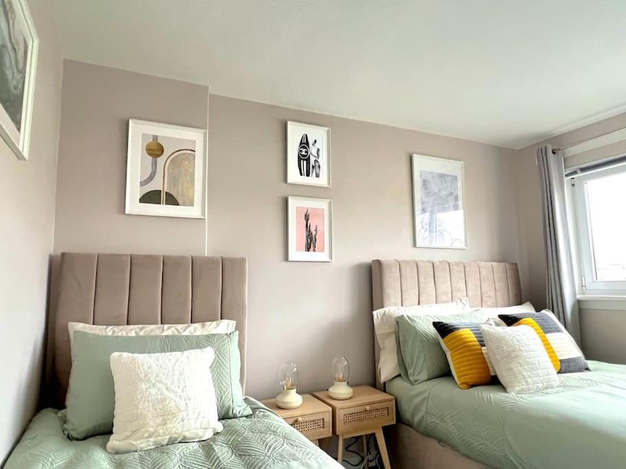 Quirky, Family Home In Glasgow Cardonald エクステリア 写真