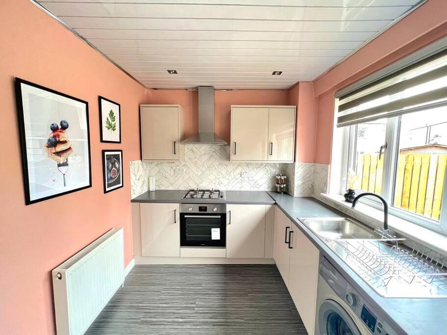 Quirky, Family Home In Glasgow Cardonald エクステリア 写真