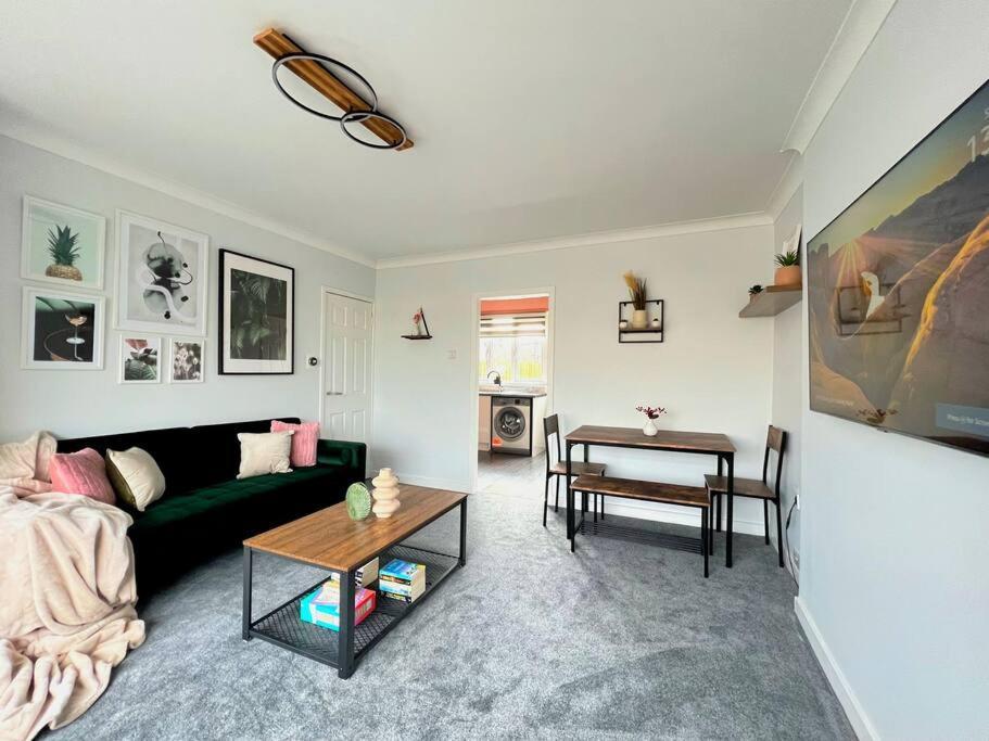 Quirky, Family Home In Glasgow Cardonald エクステリア 写真