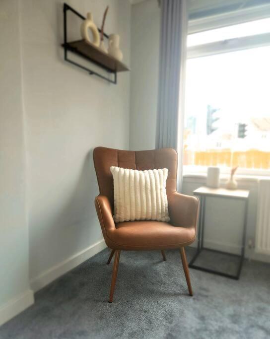 Quirky, Family Home In Glasgow Cardonald エクステリア 写真