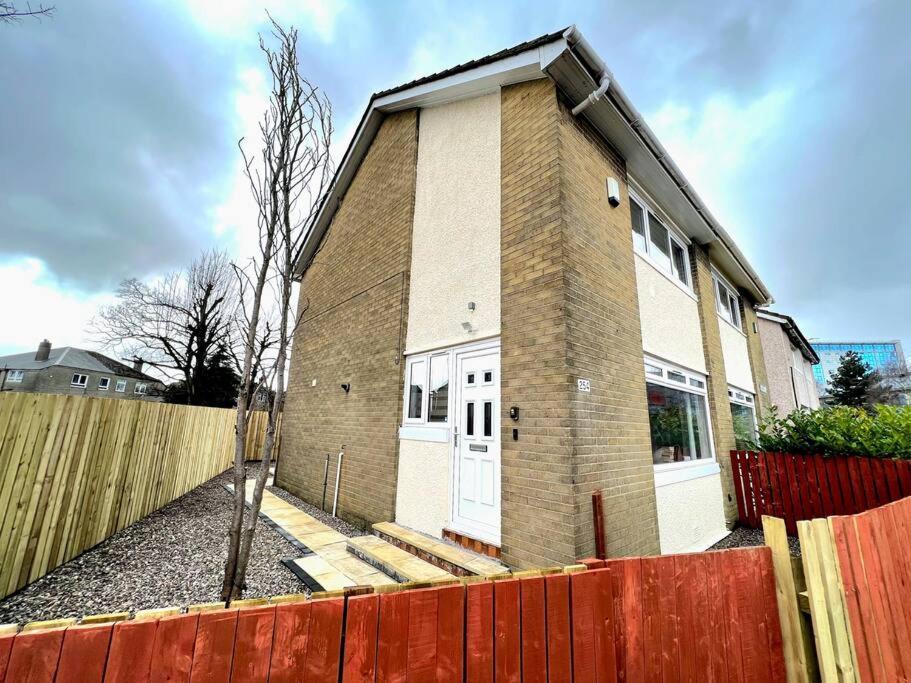 Quirky, Family Home In Glasgow Cardonald エクステリア 写真