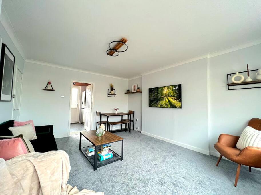 Quirky, Family Home In Glasgow Cardonald エクステリア 写真