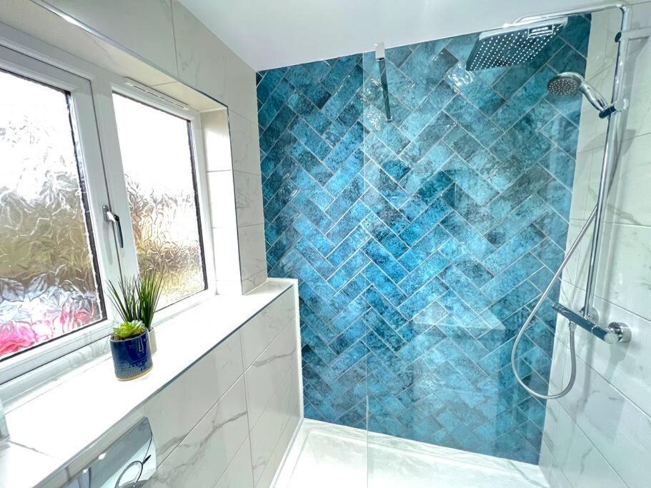 Quirky, Family Home In Glasgow Cardonald エクステリア 写真