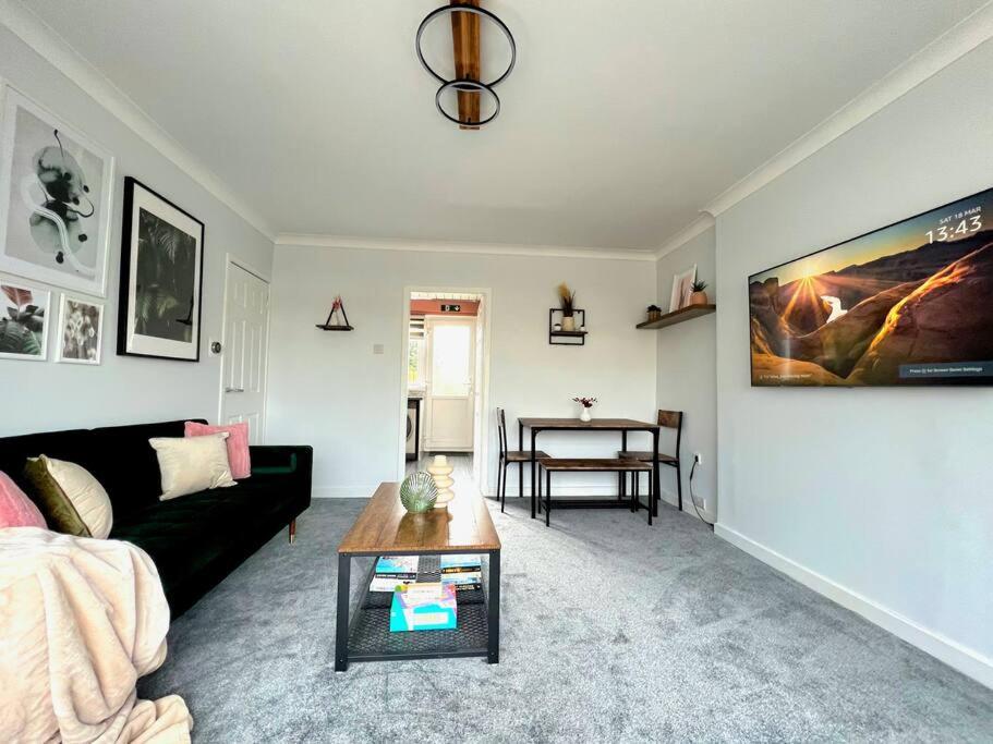 Quirky, Family Home In Glasgow Cardonald エクステリア 写真
