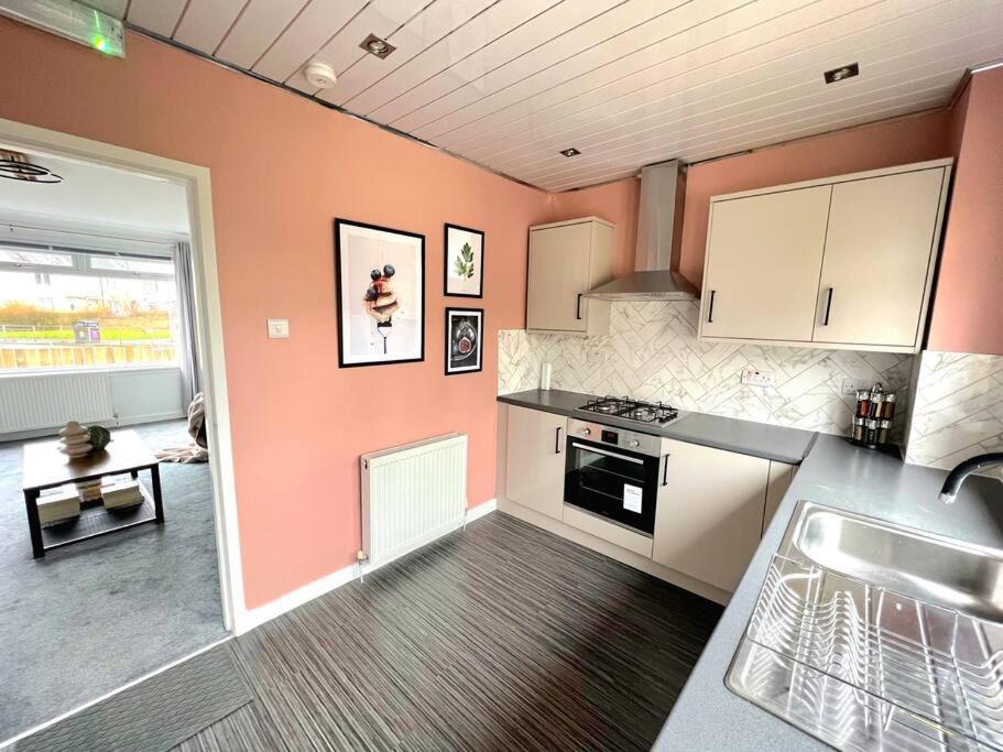 Quirky, Family Home In Glasgow Cardonald エクステリア 写真