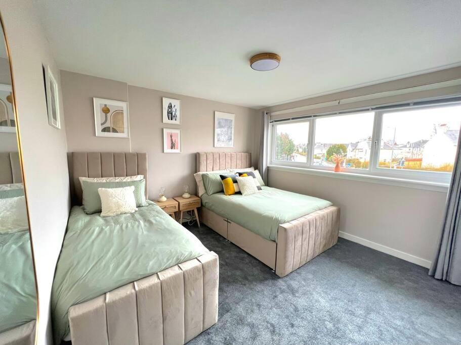 Quirky, Family Home In Glasgow Cardonald エクステリア 写真