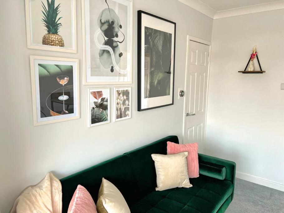 Quirky, Family Home In Glasgow Cardonald エクステリア 写真
